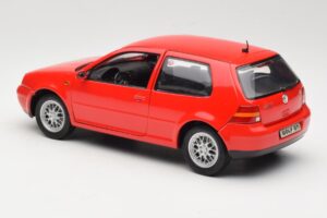 Volkswagen Golf Mk4 GTI Rosso Revell 1:18 08943 Pressofusione — immagine 7 di 8