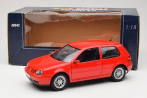 Volkswagen Golf Mk4 GTI Rosso Revell 1:18 08943 Pressofusione — immagine 8 di 8