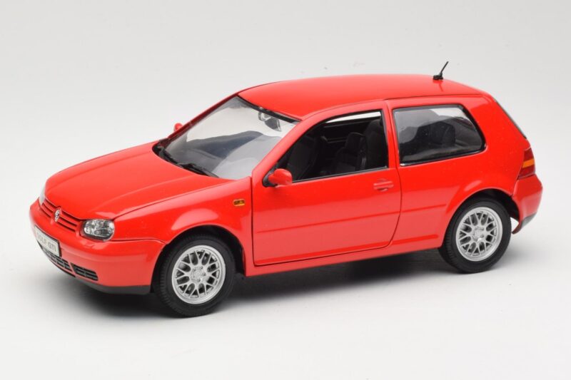 Volkswagen Golf Mk4 GTI Rosso Revell 1:18 08943 Pressofusione