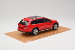 Volkswagen Golf Mk7 Alltrack Tornado Red DNA 1:18 DNA000035 Resina — immagine 2 di 6