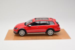 Volkswagen Golf Mk7 Alltrack Tornado Red DNA 1:18 DNA000035 Resina — immagine 3 di 6