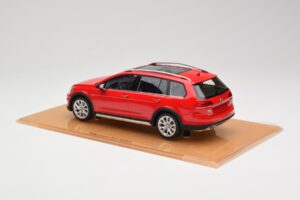 Volkswagen Golf Mk7 Alltrack Tornado Red DNA 1:18 DNA000035 Resina — immagine 5 di 6