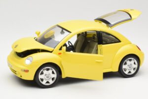 Volkswagen New Beetle Giallo Bburago 1:18 BEETLE001 Pressofusione — immagine 2 di 8