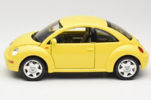Volkswagen New Beetle Giallo Bburago 1:18 BEETLE001 Pressofusione — immagine 4 di 8