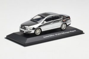 Volkswagen Passat B6 Chrome Silver 10 Years Volkswagen Magazine Minichamps 1:43 PASSAT004 Pressofusione — immagine 2 di 4