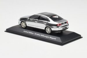 Volkswagen Passat B6 Chrome Silver 10 Years Volkswagen Magazine Minichamps 1:43 PASSAT004 Pressofusione — immagine 3 di 4