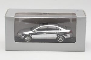 Volkswagen Passat B6 Chrome Silver 10 Years Volkswagen Magazine Minichamps 1:43 PASSAT004 Pressofusione — immagine 4 di 4