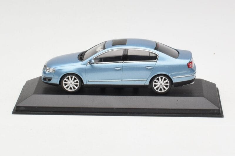 Volkswagen Passat B6 Blue Metallic Minichamps 1:43 PASSAT002 Pressofusione