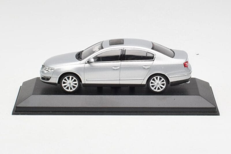 Volkswagen Passat B6 Argento Minichamps 1:43 PASSAT003 Pressofusione