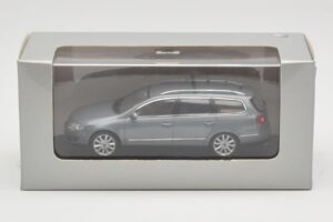 Volkswagen Passat B6 Variant Grey Metallic Minichamps 1:43 PASSAT005 Pressofusione — immagine 4 di 4