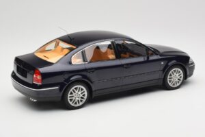 Volkswagen Passat W8 B5.5 Indigo Blue DNA 1:18 DNA000029 Pressofusione — immagine 2 di 6