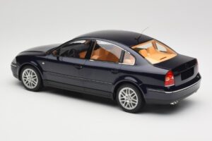 Volkswagen Passat W8 B5.5 Indigo Blue DNA 1:18 DNA000029 Pressofusione — immagine 5 di 6