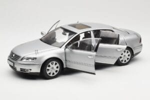 Volkswagen Phaeton D1 Silver Metallic AUTOart 1:18 79742 Pressofusione — immagine 2 di 8