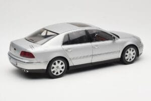 Volkswagen Phaeton D1 Silver Metallic AUTOart 1:18 79742 Pressofusione — immagine 3 di 8