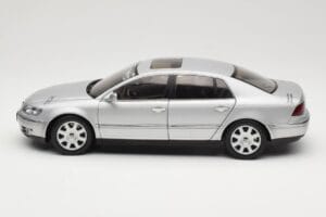 Volkswagen Phaeton D1 Silver Metallic AUTOart 1:18 79742 Pressofusione — immagine 4 di 8