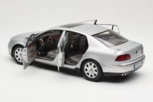Volkswagen Phaeton D1 Silver Metallic AUTOart 1:18 79742 Pressofusione — immagine 5 di 8