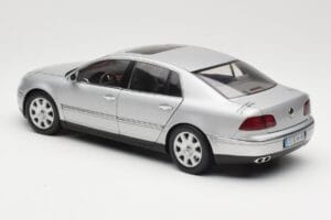 Volkswagen Phaeton D1 Silver Metallic AUTOart 1:18 79742 Pressofusione — immagine 7 di 8