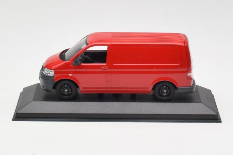 Volkswagen T5 Furgone di Consegna Rosso & Ruote Nere Minichamps 1:43 400052260-B Pressofusione
