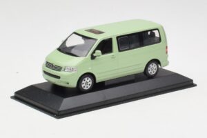 Volkswagen T5 Multivan California Verde Lime Dealer Minichamps 1:43 400052201-D1 Pressofusione — immagine 2 di 4