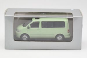 Volkswagen T5 Multivan California Verde Lime Dealer Minichamps 1:43 400052201-D1 Pressofusione — immagine 4 di 4