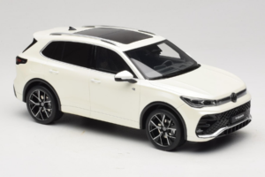 Volkswagen Tiguan R-Line Oryx White Pearl Otto 1:18 OT1219 Resina — immagine 4 di 6