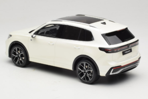 Volkswagen Tiguan R-Line Oryx White Pearl Otto 1:18 OT1219 Resina — immagine 5 di 6