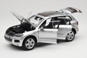 Volkswagen Touareg 7L Silver Metallic Kyosho 1:18 8821CS Pressofusione — immagine 2 di 8