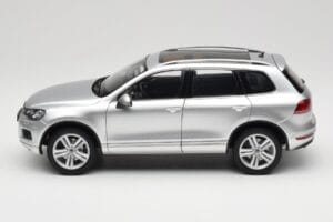 Volkswagen Touareg 7L Silver Metallic Kyosho 1:18 8821CS Pressofusione — immagine 4 di 8