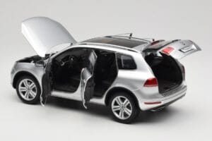 Volkswagen Touareg 7L Silver Metallic Kyosho 1:18 8821CS Pressofusione — immagine 5 di 8
