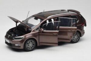 Volkswagen Touran 5T Marrone Paudi Model 1:18 ZVE000003BRA Pressofusione — immagine 2 di 8