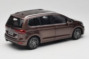 Volkswagen Touran 5T Marrone Paudi Model 1:18 ZVE000003BRA Pressofusione — immagine 3 di 8