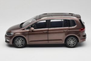 Volkswagen Touran 5T Marrone Paudi Model 1:18 ZVE000003BRA Pressofusione — immagine 4 di 8