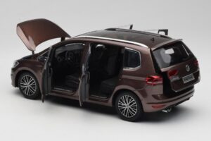 Volkswagen Touran 5T Marrone Paudi Model 1:18 ZVE000003BRA Pressofusione — immagine 5 di 8