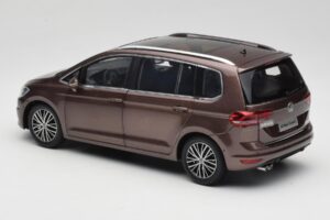 Volkswagen Touran 5T Marrone Paudi Model 1:18 ZVE000003BRA Pressofusione — immagine 7 di 8