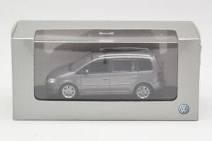 Volkswagen Touran Sport Platinum Grey Minichamps 1:43 TOURAN003 Pressofusione — immagine 4 di 4