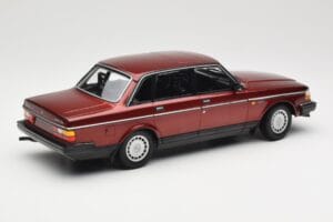Volvo 240 GL Dark Red Metallic Minichamps 1:18 155171406 Pressofusione — immagine 2 di 6