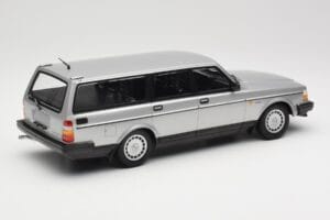 Volvo 240 GL Estate Argento Minichamps 1:18 155171416 Pressofusione — immagine 2 di 6
