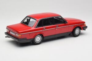 Volvo 240 GL Rosso Minichamps 1:18 155171401 Pressofusione — immagine 2 di 6