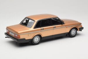 Volvo 240 GL Oro Minichamps 1:18 155171405 Pressofusione — immagine 2 di 6