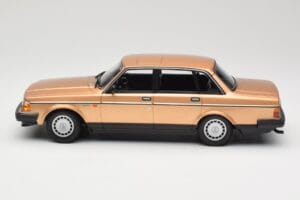 Volvo 240 GL Oro Minichamps 1:18 155171405 Pressofusione — immagine 3 di 6