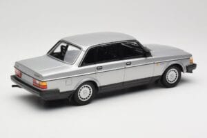 Volvo 240 GL Argento Minichamps 1:18 155171408 Pressofusione — immagine 2 di 6
