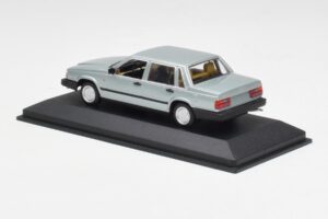 Volvo 240 GL Argento Metallizzato Minichamps 1:43 940171402 Pressofusione — immagine 3 di 4
