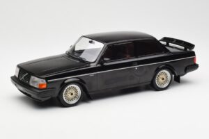Volvo 240 Turbo Nero Custom IXO 1:18 18CMC178 Pressofusione