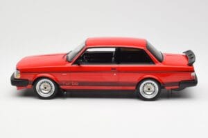 Volvo 240 Turbo Rosso Custom IXO 1:18 18CMC177 Pressofusione — immagine 3 di 5