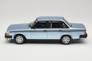 Volvo 244 Turbo Azzurro Chiaro DNA 1:18 DNA000135 Pressofusione — immagine 3 di 6