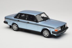 Volvo 244 Turbo Azzurro Chiaro DNA 1:18 DNA000135 Pressofusione — immagine 4 di 6