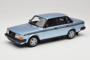 Volvo 244 Turbo Azzurro Chiaro DNA 1:18 DNA000135 Pressofusione