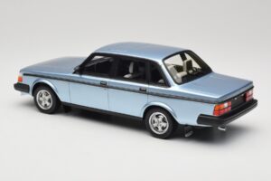 Volvo 244 Turbo Azzurro Chiaro DNA 1:18 DNA000135 Pressofusione — immagine 5 di 6