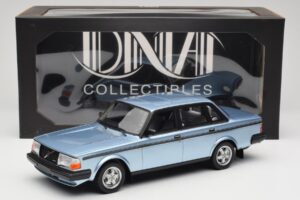 Volvo 244 Turbo Azzurro Chiaro DNA 1:18 DNA000135 Pressofusione — immagine 6 di 6