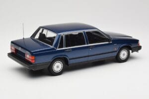 Volvo 740 GL Dark Blue Metallic Minichamps 1:18 155171701 Pressofusione — immagine 2 di 6